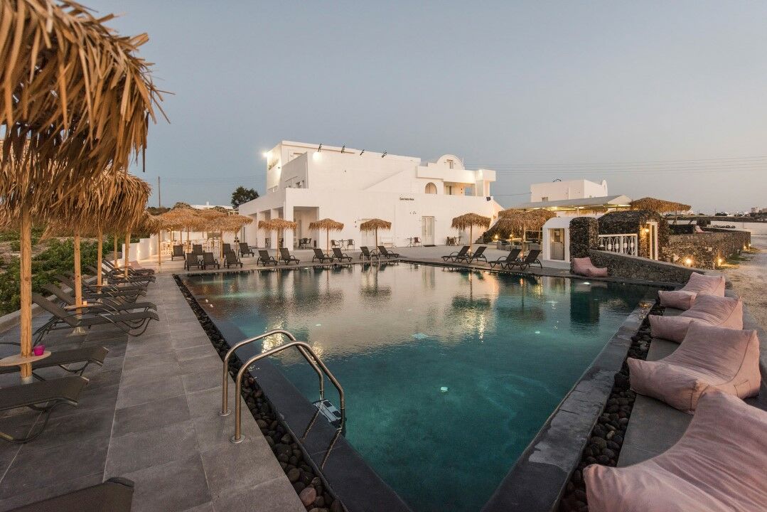 Serenita Luxury Suites Akrotiri  Exterior photo